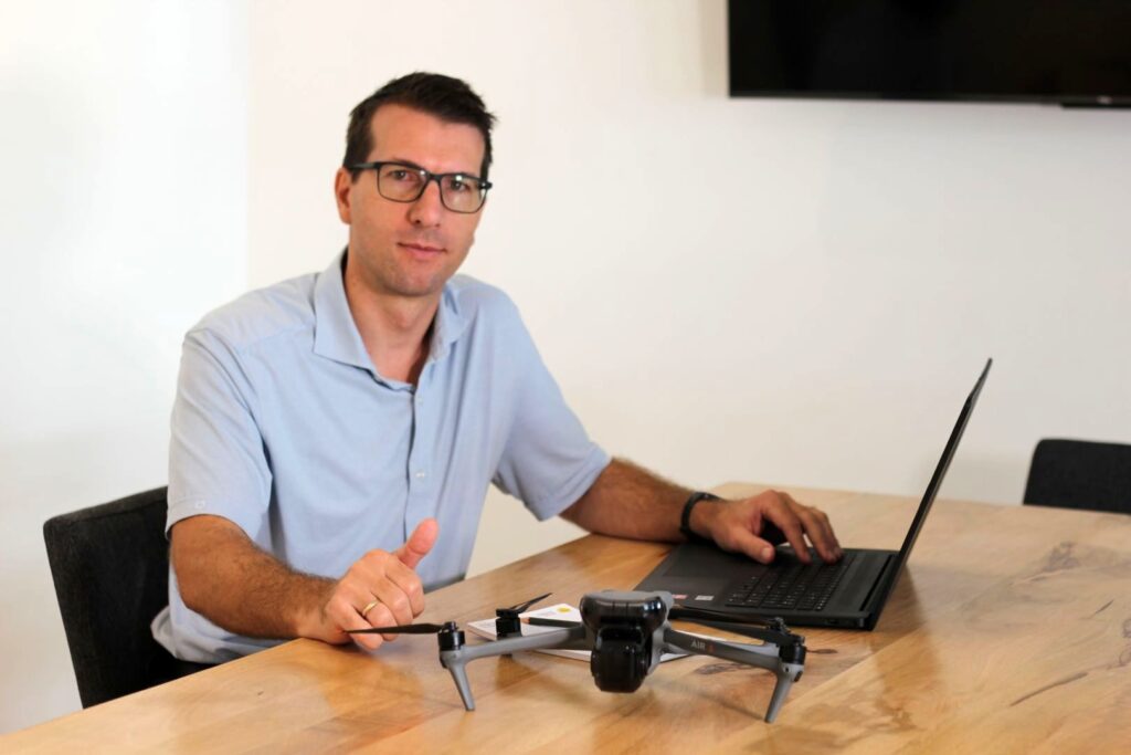 Bernd Broschek BEd am Laptop mit Drohne auf dem Tisch – behördliche Sicherheit für unsere Drohnenflüge